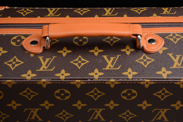 OFF–WHITE x Nike Air Jordan 1s（with case）