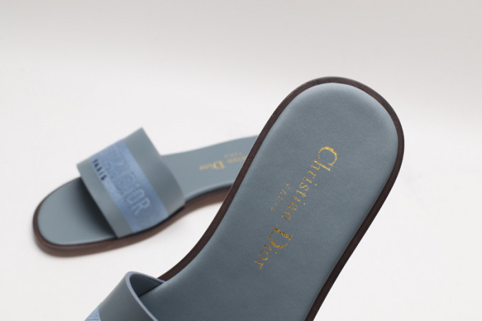 DO DESIGNER SLIPPERS