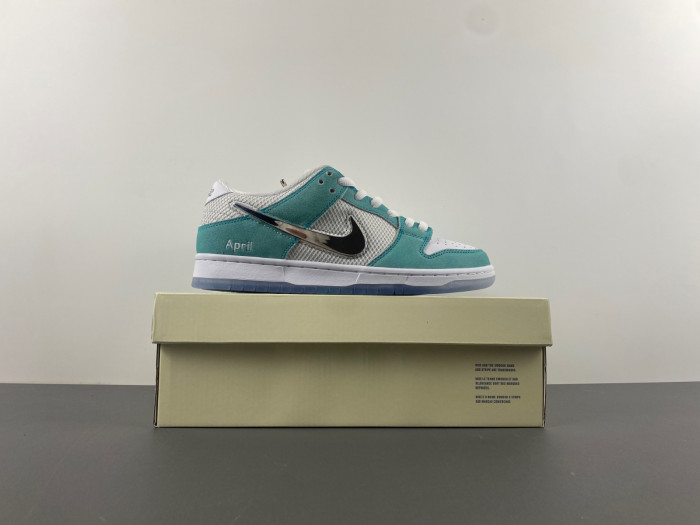 Dunk SDCAI*NIKE SB Low FD2562-400