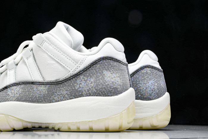 Air Jordan 11 Low HQ7000-001