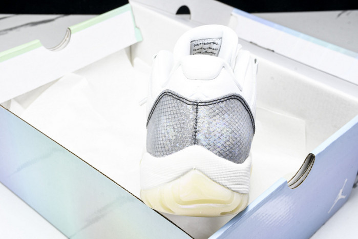 Air Jordan 11 Low HQ7000-001