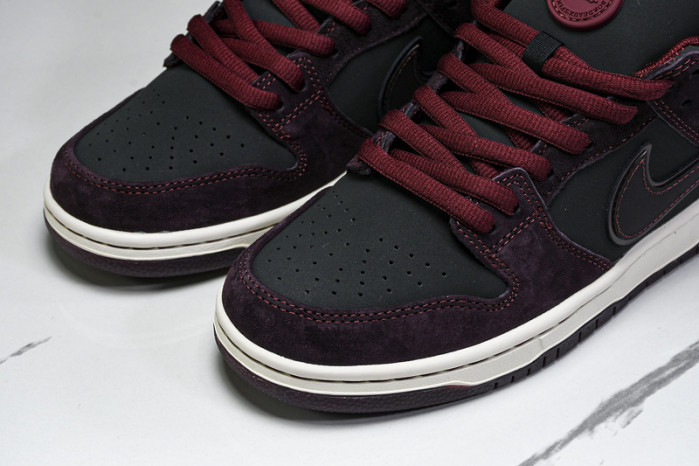 Riot Skateshop x Nike SB Dunk Low 2025 FZ1289-200