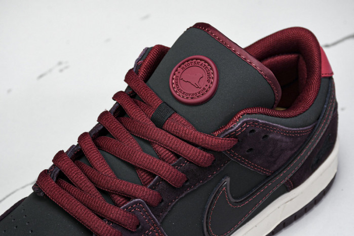 Riot Skateshop x Nike SB Dunk Low 2025 FZ1289-200