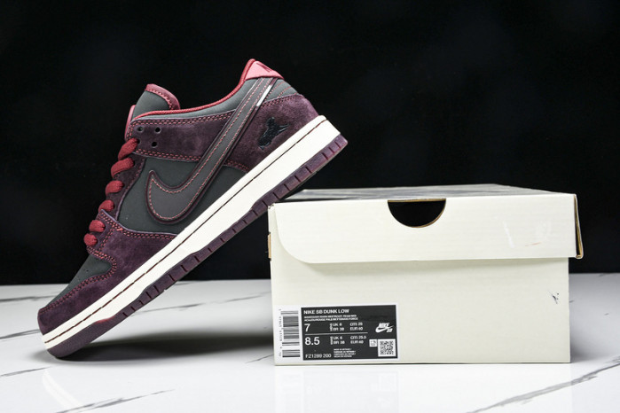 Riot Skateshop x Nike SB Dunk Low 2025 FZ1289-200
